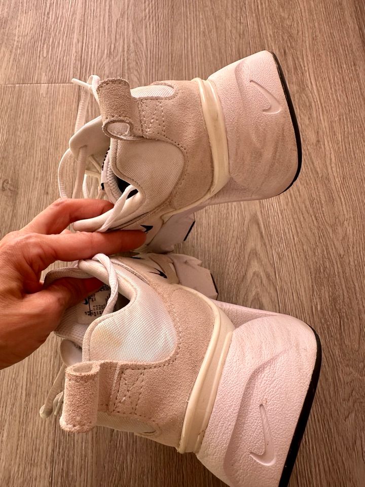 Nike Sneaker RYZ 365 weiß/beige/schwarz 37,5 in Gießen