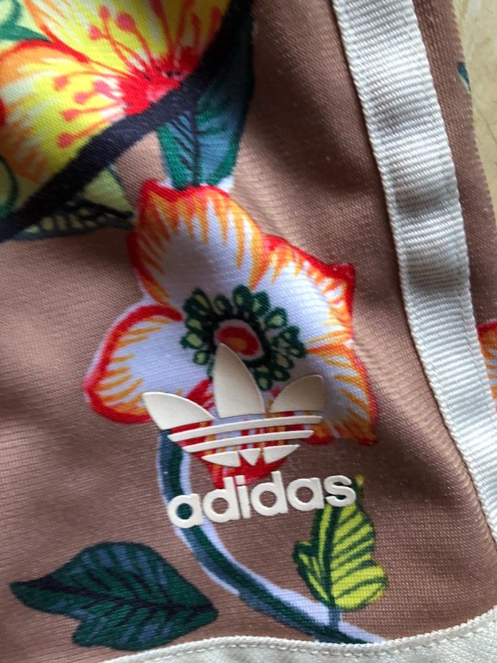 Geblümte Adidas- Shorts in Berlin