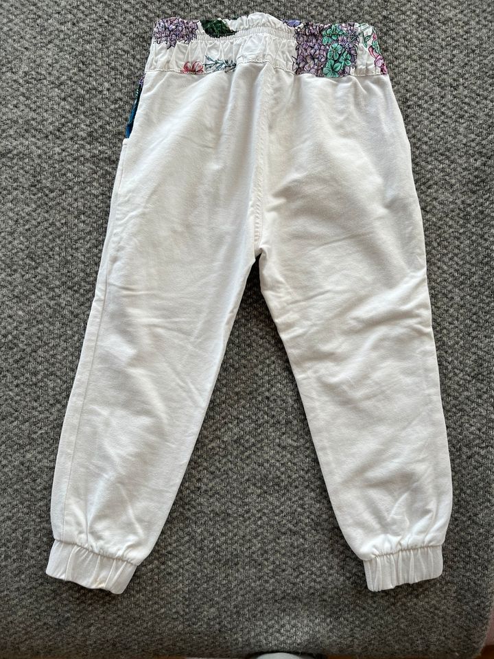 Hose Jogginghose von Young Versace, Blümchen, weiß, Gr 104 110 in Dänischenhagen