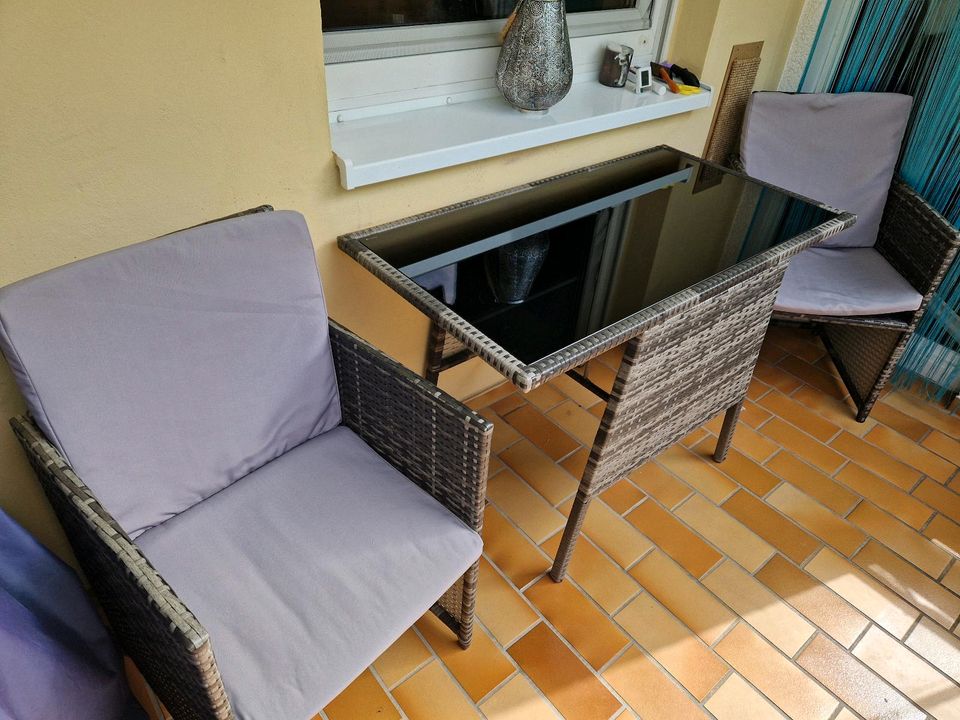 Balkon Tisch mit 2 Stühlen in Vellmar