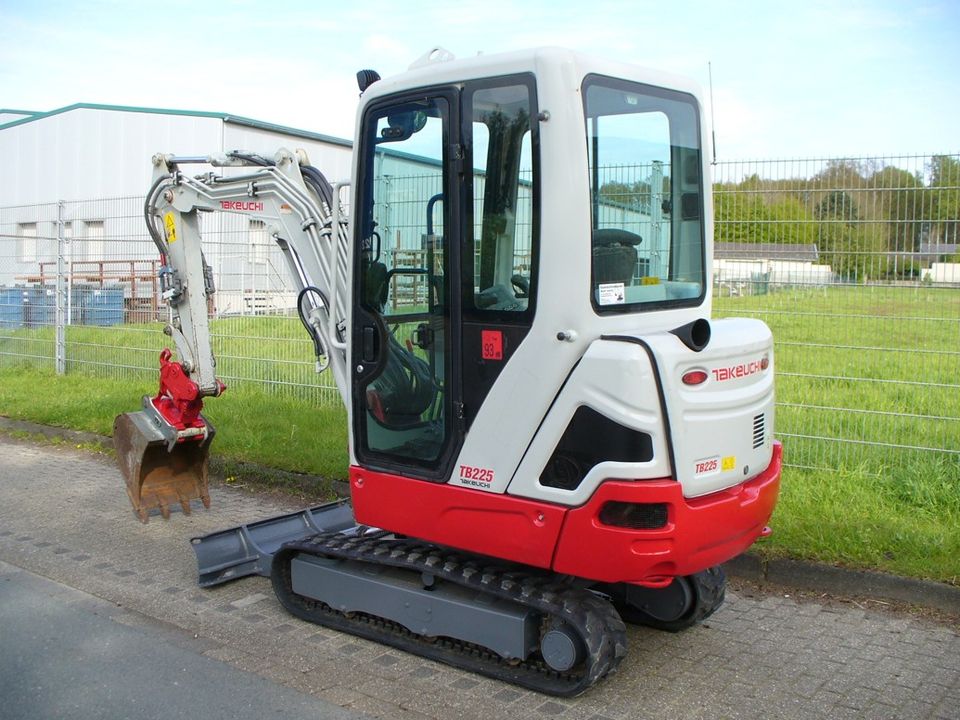 Takeuchi TB 225 V4 POWERTILT Vollausstattung in Velen