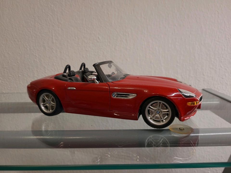 BMW Z8 Modell 1:18 Burago in Walpertskirchen