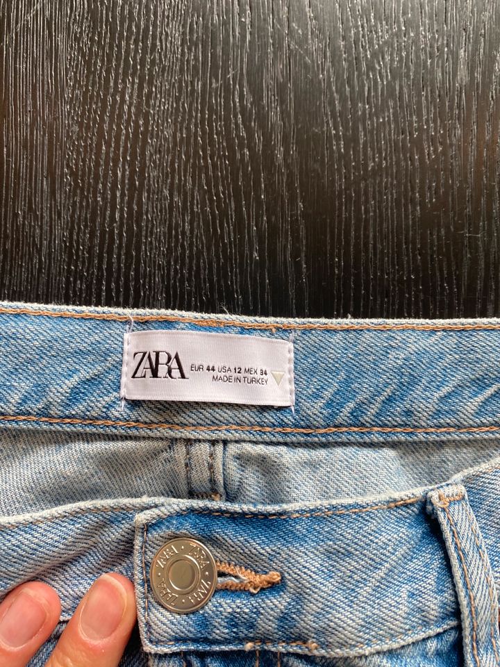 Neuwertige Damen Zara Jeans Gr.44 in Düsseldorf