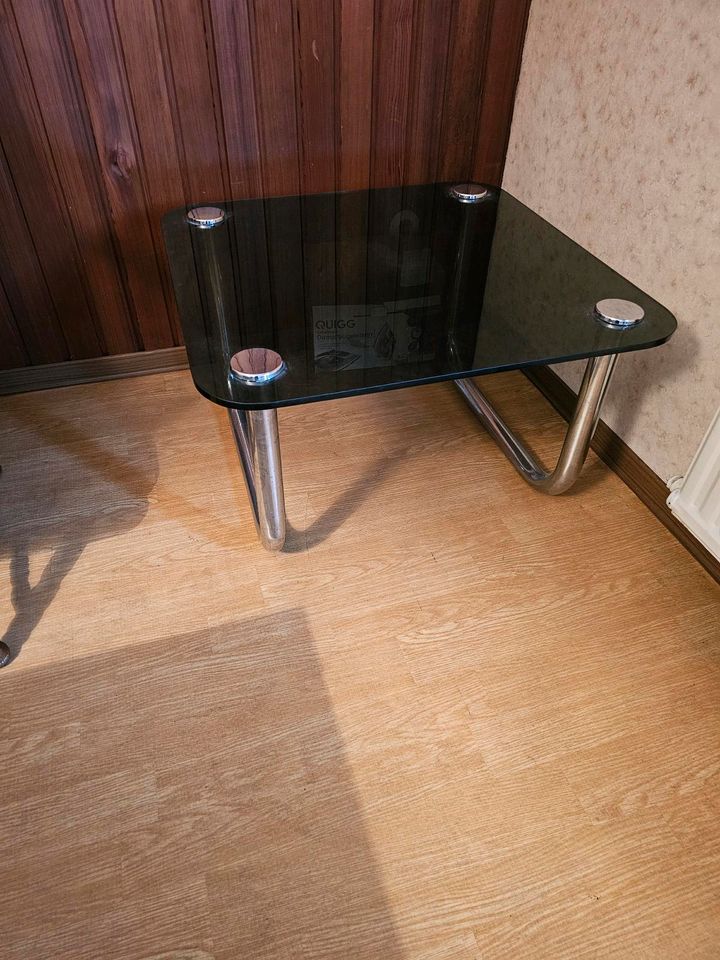 Glastisch mit Metall Füße in Ostrhauderfehn