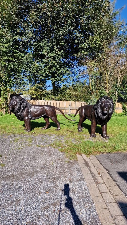 Lebensgroße Löwen aus Bronze in Starnberg