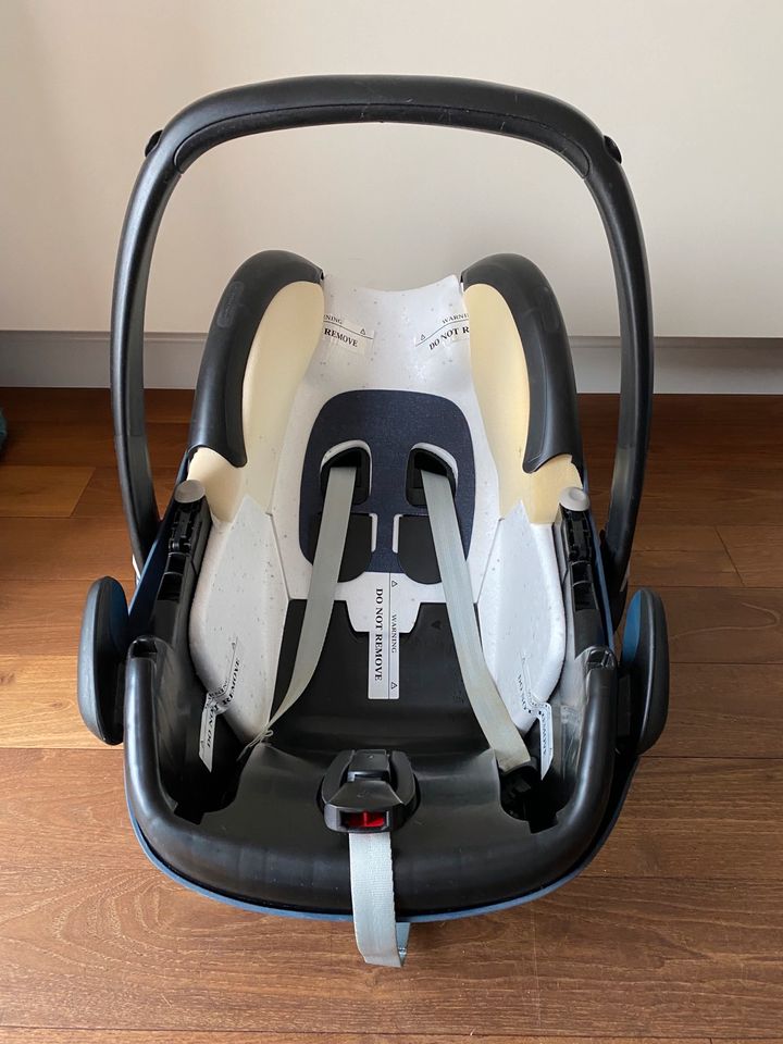 Babyschale pebble Plus von Maxi-Cosi mit 2Way-Fix in dunkelblau in Oberhausen