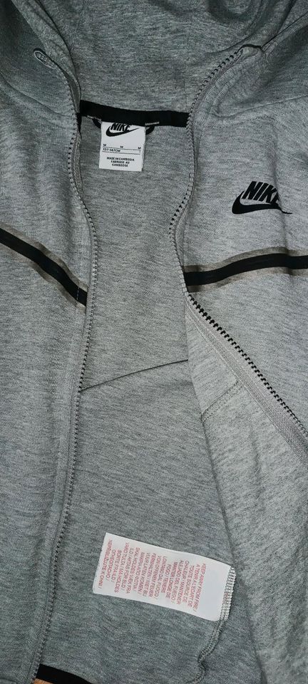 Nike original Jogging/sweatjacke, Grau gr 137-147 Kinder 10 jahre in Wehingen