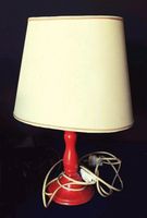 Alte antike Lampe Tischlampe  mit roten Fuß aus Holz Hessen - Gießen Vorschau