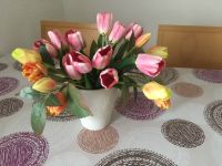 Dekopflanze 20 bunte Tulpen im Weißen Keramiktopf Bayern - Ingolstadt Vorschau