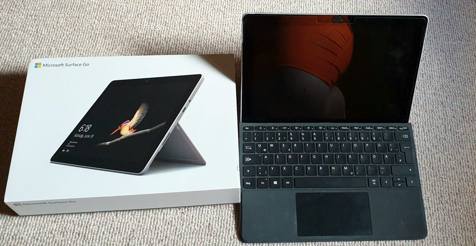 Surface Go 128 GB - 8 GB RAM mit viel Zubehör in Aichwald