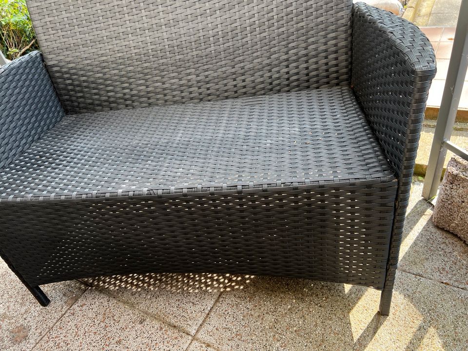 Gartenbank mit klein  Rattan  couchtisch in Bremen