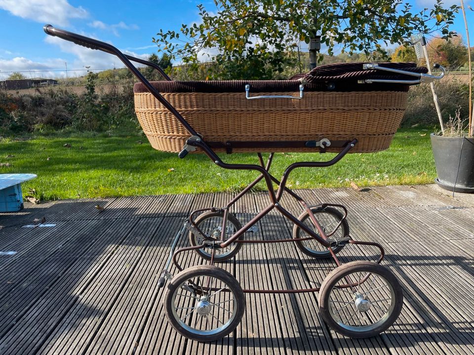 Original Rattan Kinderwagen in Grafschaft