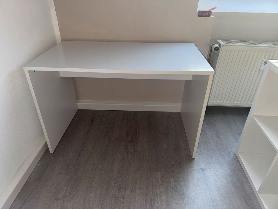 Schreibtisch weiß inklusive Stuhl in Meerbusch