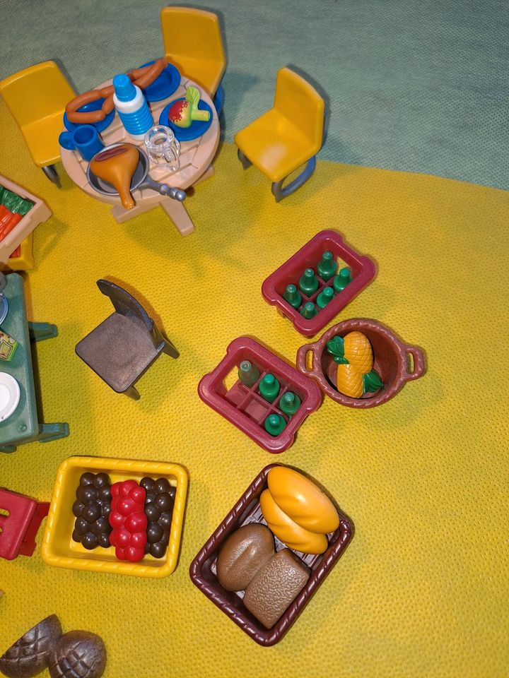 Playmobil Tisch Stühle Essen Geschirr Lebensmittel Konvolut in Altenstadt