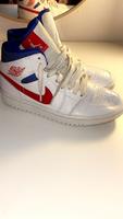 Jordan 1 Mid Weiß Rot Königsbla München - Thalk.Obersendl.-Forsten-Fürstenr.-Solln Vorschau