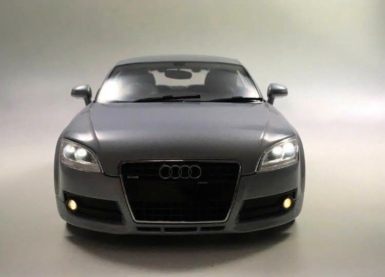 Audi TT Coupé 1:18 Silber Tuning blau Licht LED Felgen Umbau in Berlin