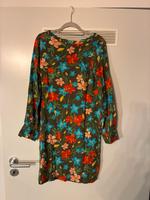 Kleid Damen United Colors of Benetton Blumen Elegant Leicht Top München - Bogenhausen Vorschau