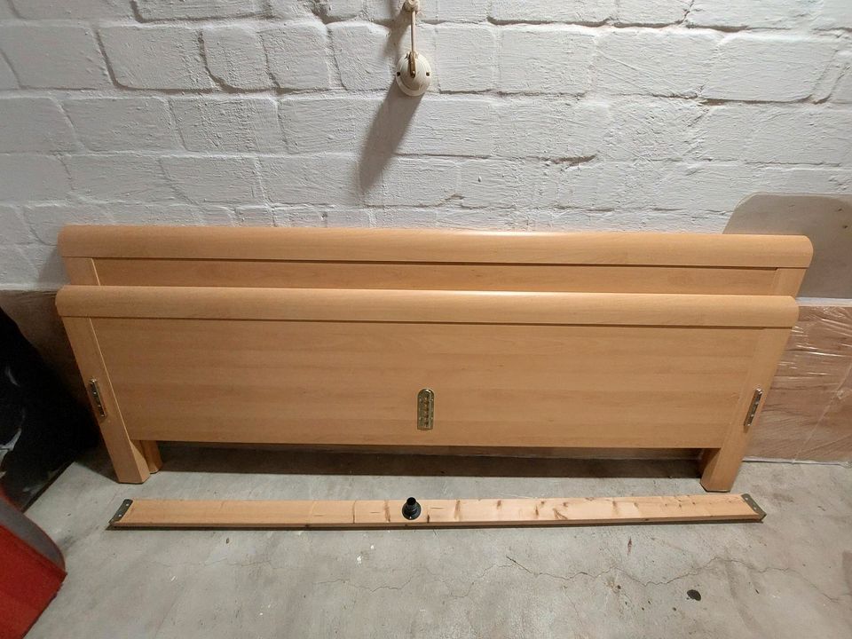 Bett 200x200 Holz gebraucht in Bovenden