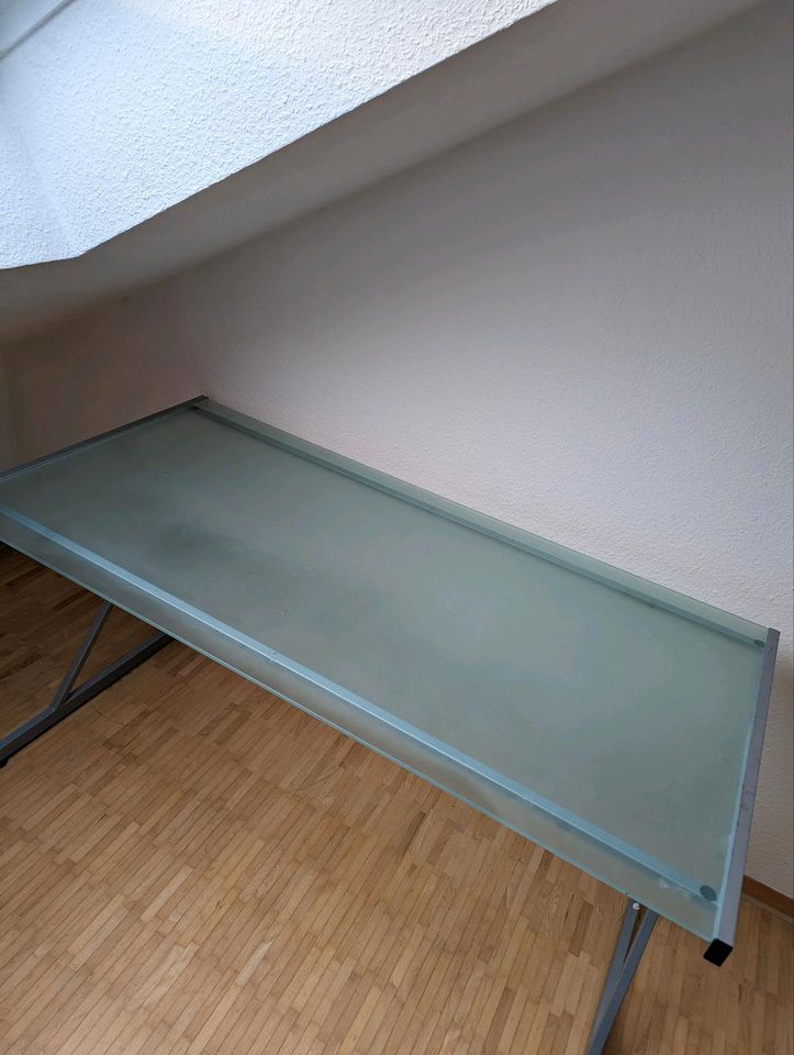 Schreibtisch mit Glasplatte Länge: 140cm, Höhe: 73cm in Bietigheim-Bissingen