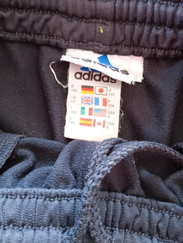 Kurze Sporthose Adidas dunkelblau Größe 140 in Mendig