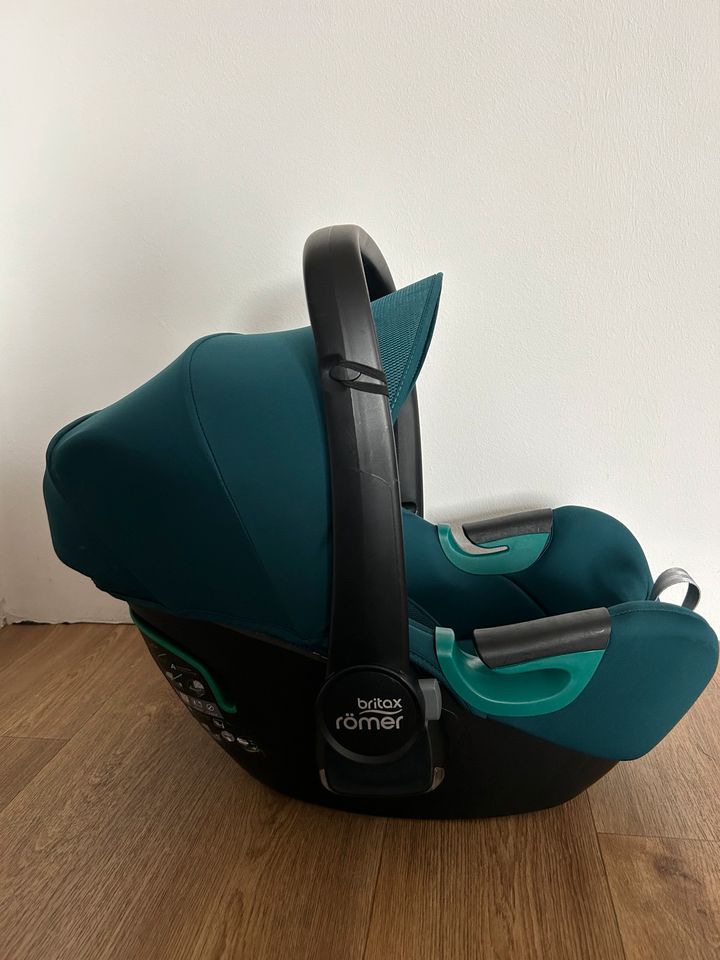 Römer Britax ISENSE 3 I-size inkl. Zubehör in Dresden