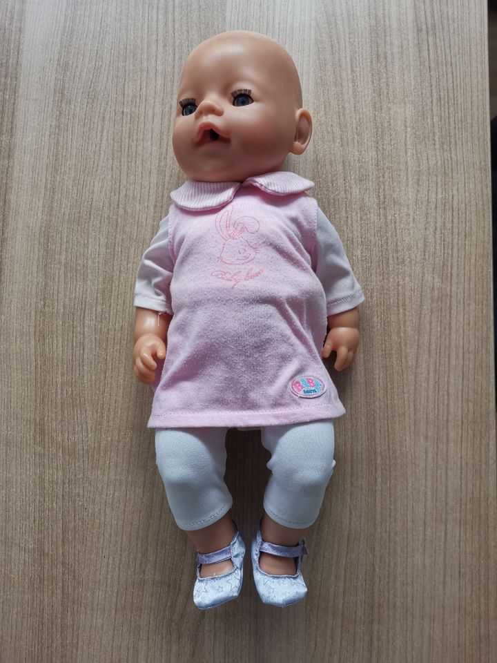 Baby Born Puppe ca. 41cm groß inkl. Bett sehr gepflegt in Wickede (Ruhr)