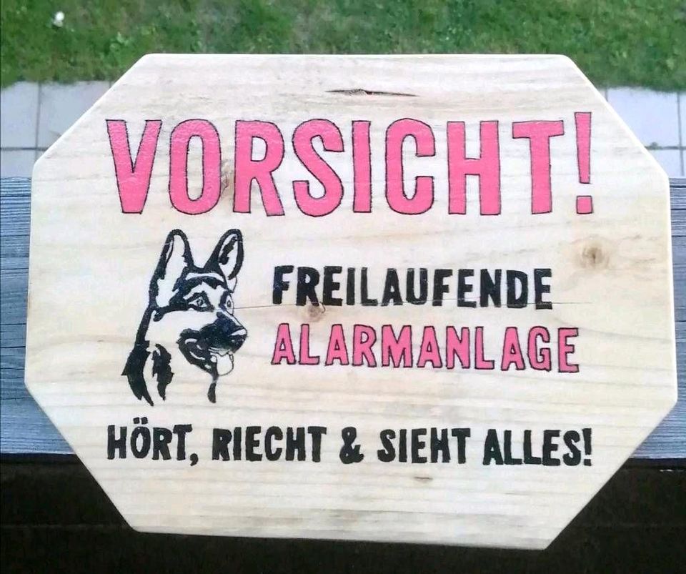 Verschiedene Schilder Holzschild Hinweisschild in Simbach