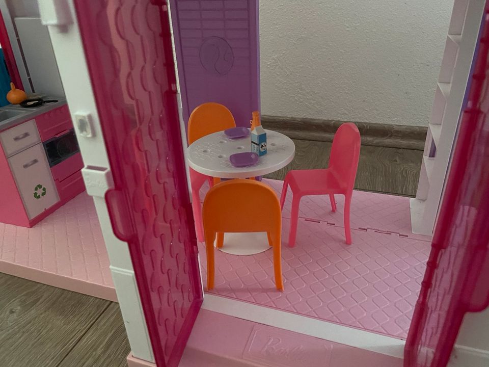 Barbie Traumvilla - komplett möbliert - 3 stöckig in Wört