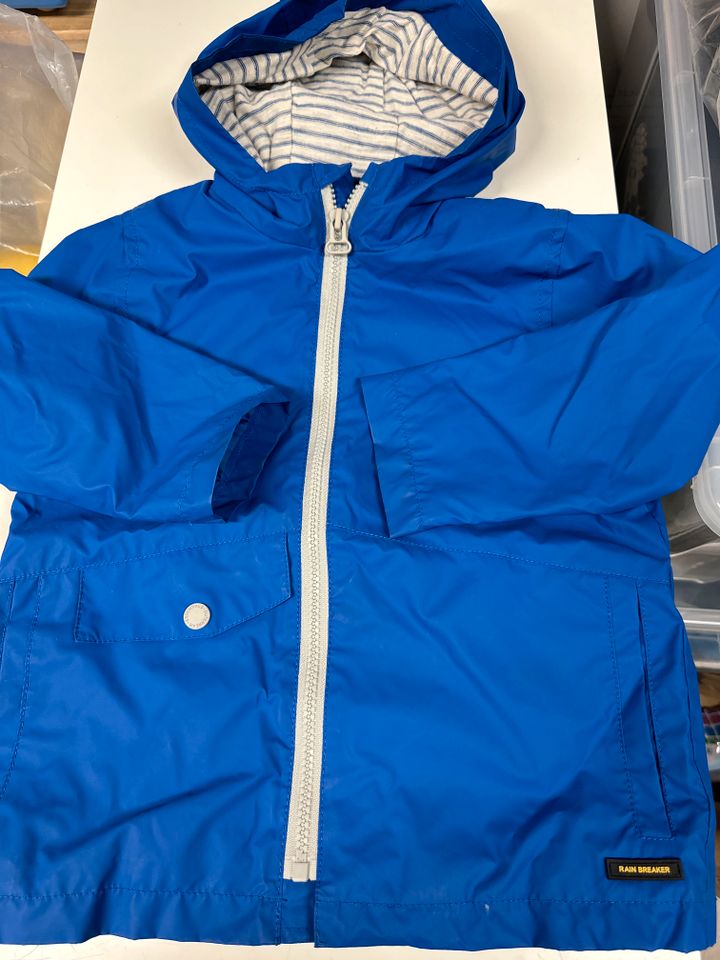 ZARA Regenjacke Gr. 104 in Vaihingen an der Enz