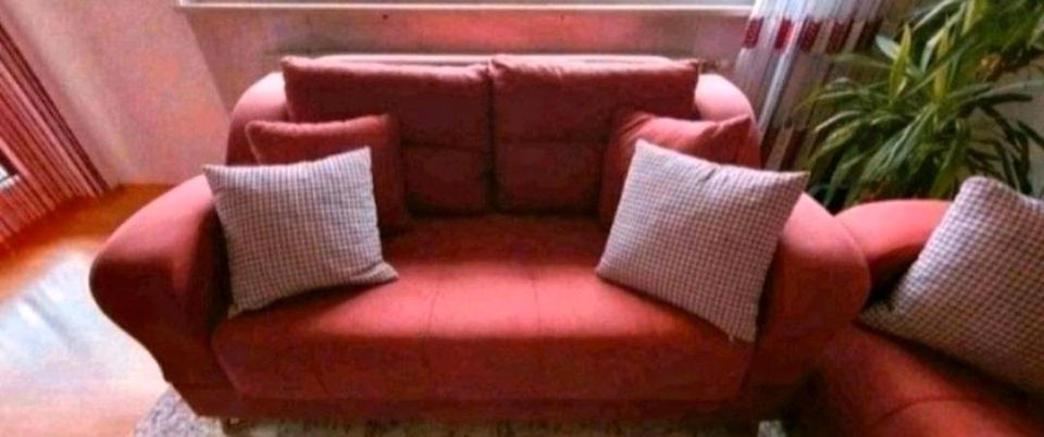 Wohnzimmer Sofa mit Bett Funktionen + gratis weiße Tisch in Fürth