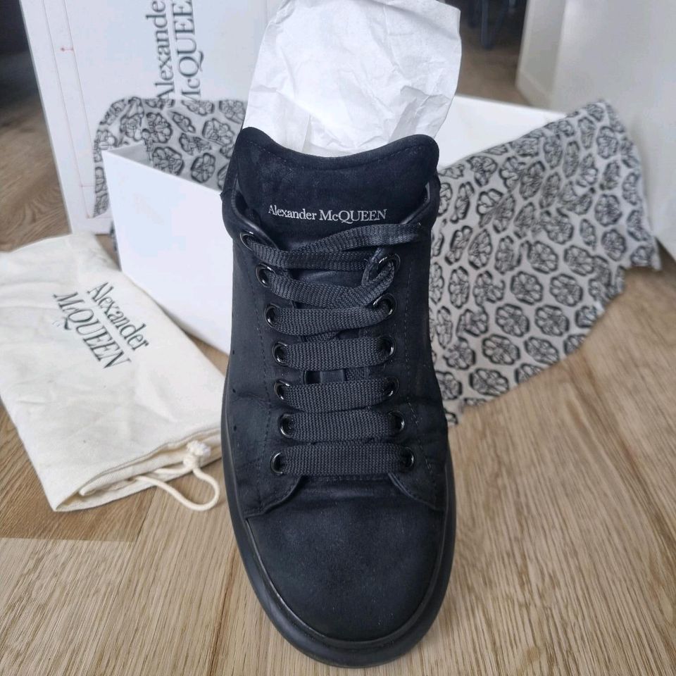 Alexander McQueen Sneaker schwarz Nubukleder Größe 44,5 in Leverkusen