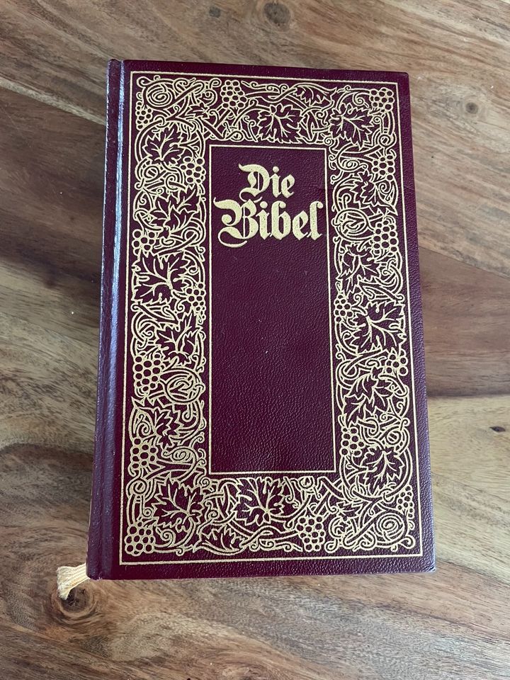 Die Bibel mit Goldrand in Niederaichbach