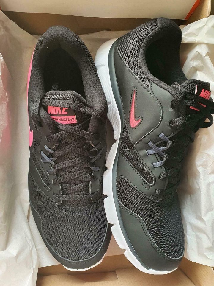 Neue Nike Schuhe im Originalkarton in Bergkamen