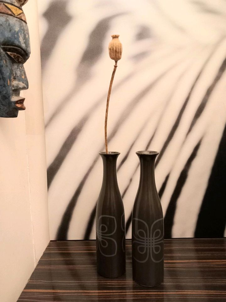 KONTRAST Keramik Vase grau glasiert grafische Motive anthrazit in Frankfurt am Main