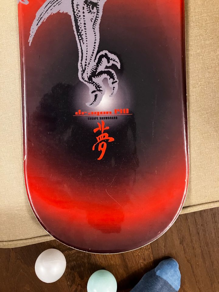 Snowboard Escape Dragon black/red 140cm in Pollenfeld