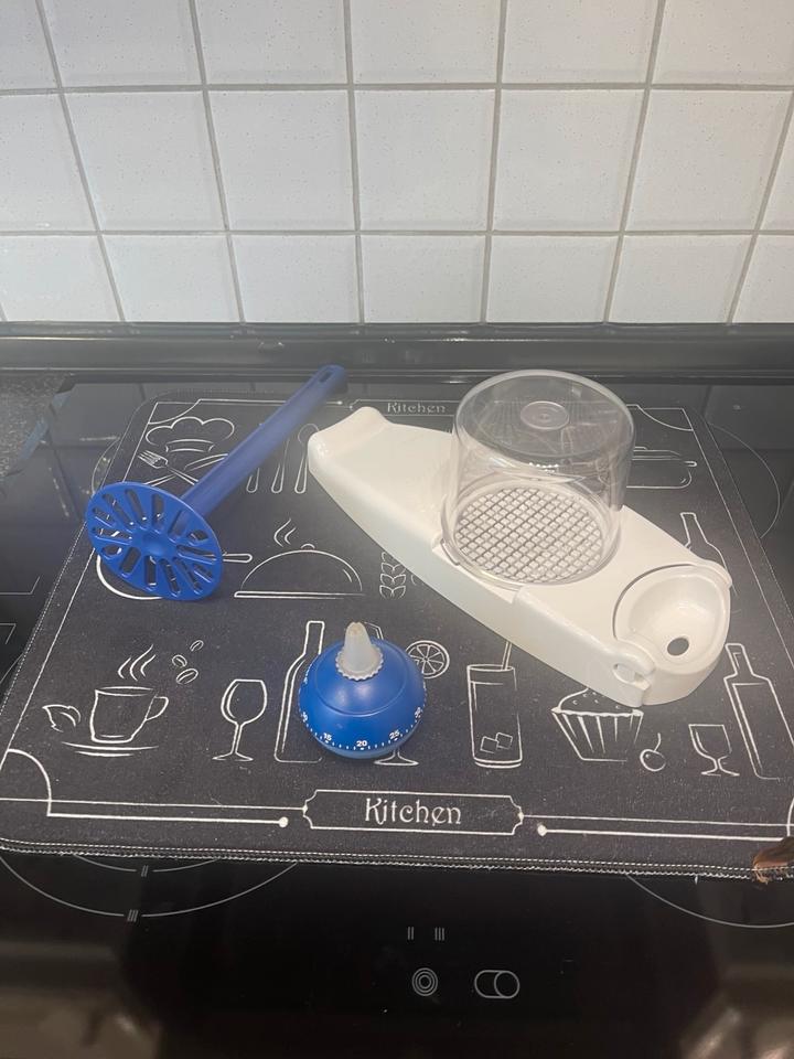 Genius Zerkleinerer, Kartoffelstampfer und Eieruhr von Tupper in Dobel
