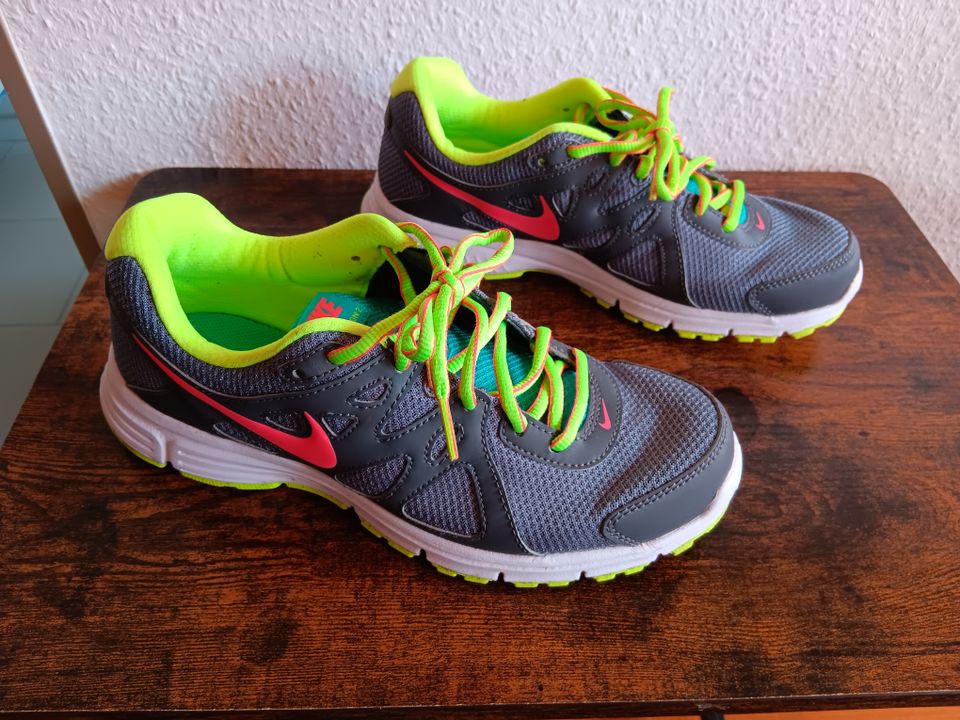 Nike Air Revolution 2, Damen Sneaker, Gr. 40, Top Zustand, grau in Bad Vilbel