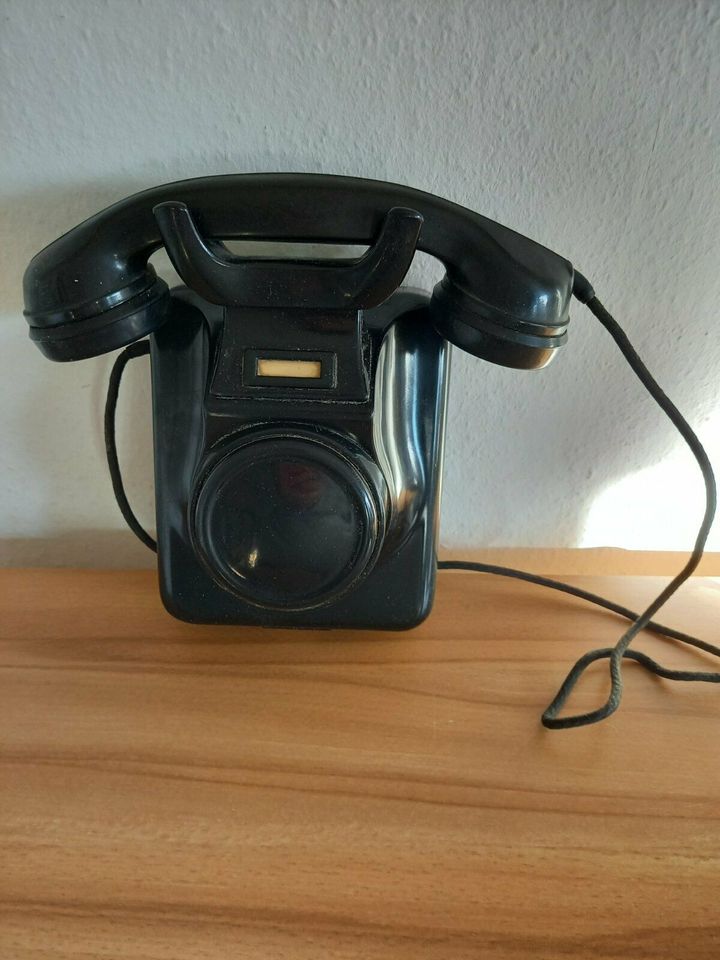 Altes analoges Wandtelefon ohne Wählscheibe Post  W 49 in Oetzen