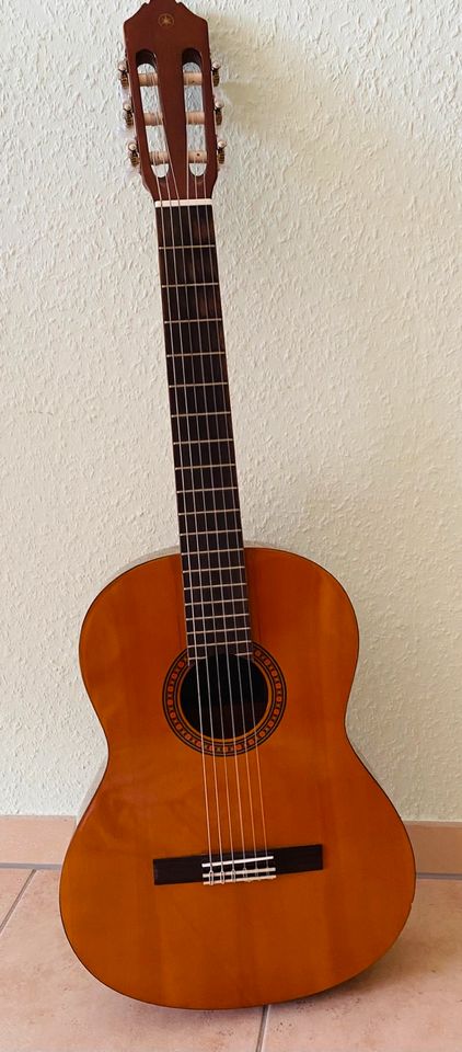 Gitarre,Marke:Yamaha,Model:CS 40 und Gitarrentasche in Overath